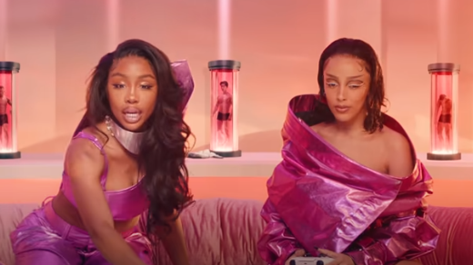 Review Makna Lagu Kiss Me More: Ciuman yang Lebih Dalam